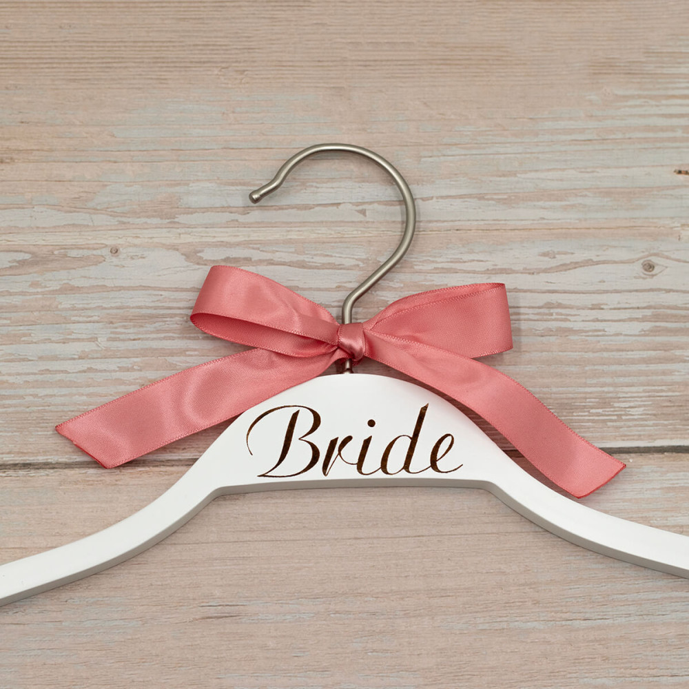 Κρεμάστρα γάμου Bride με ροζ φιόγκο, λευκή ξύλινη