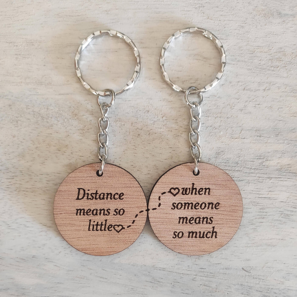 Σετ 2 ξύλινα μπρελόκ Distance means so little
