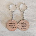 Σετ 2 ξύλινα μπρελόκ Distance means so little