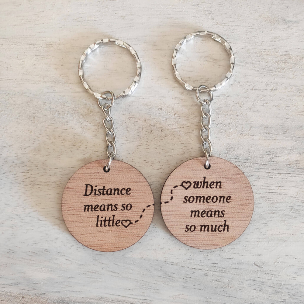 Σετ 2 ξύλινα μπρελόκ Distance means so little